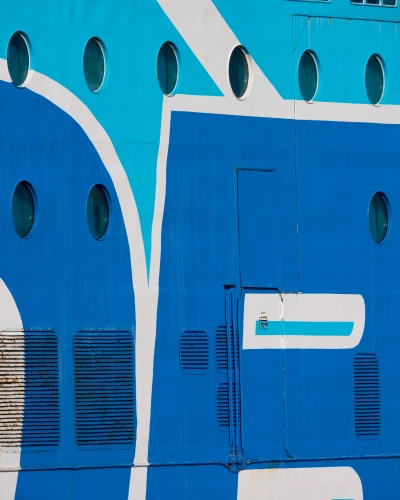 Playing Closely with the Light of Giants